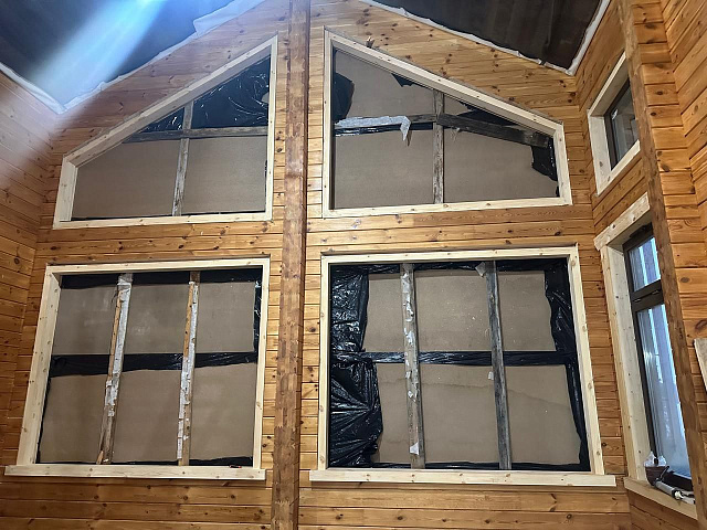 Установка окон в современный дом из проф бруса, этап отделки дома